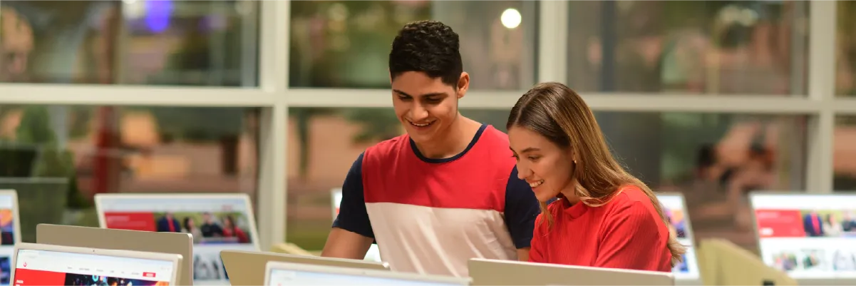 J&oacute;venes Estudiantes Consultando Los Requisitos Y Carreras Disponibles De Beca Per&uacute; 2026 En La Upc