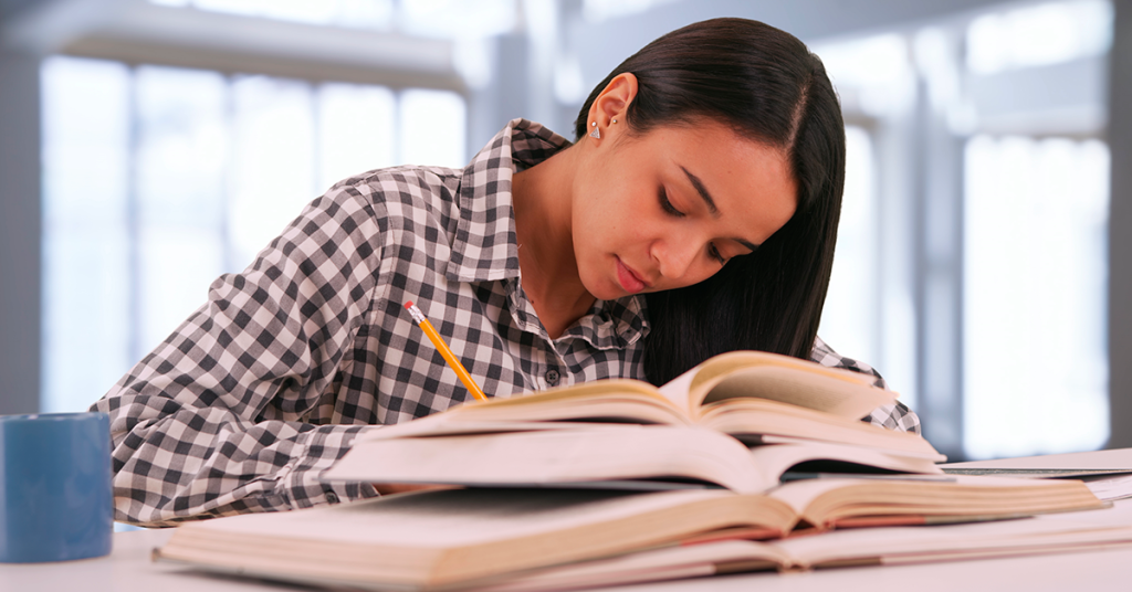 Joven Estudiando Ciencias Pol&iacute;ticas Upc