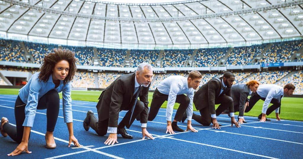 Un Grupo De Empresarios Parados En Una Pista En Un Estadio