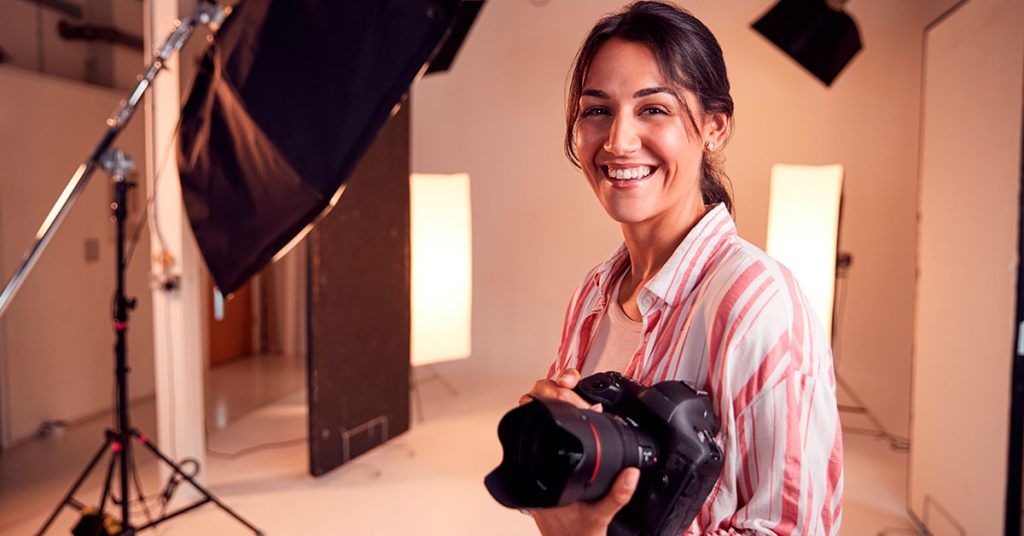 Chica C&aacute;mara Profesional En Mano Comunicaci&oacute;n Fotograf&iacute;a