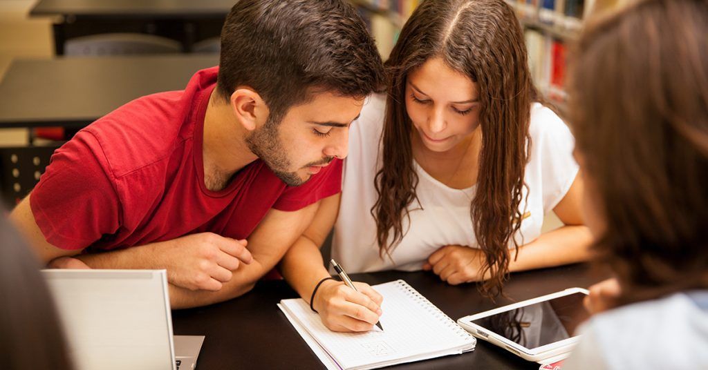Jovenes Estudiando Ingenieria Industrial Campo Laboral
