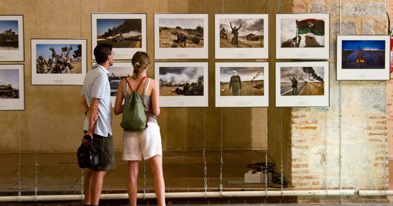 Joven Sonriendo Con Una C&aacute;mara Profesional Comunicaci&oacute;n Y Fotograf&iacute;a Upc