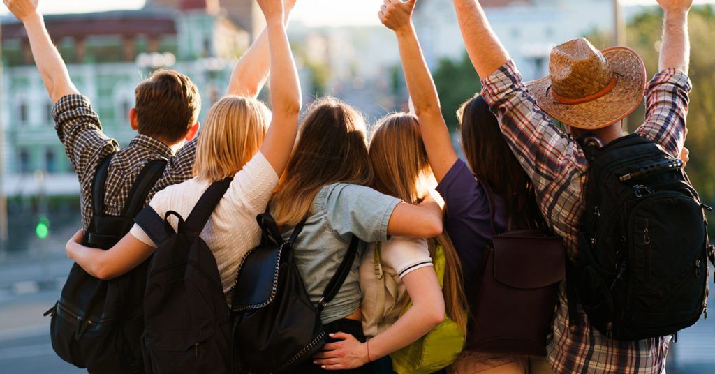 J&oacute;venes Abraz&aacute;ndose Estudiantes Ingenier&iacute;a Civil Upc