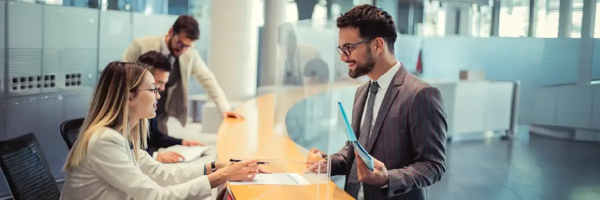 Joven Profesional Trabajando En Un Banco