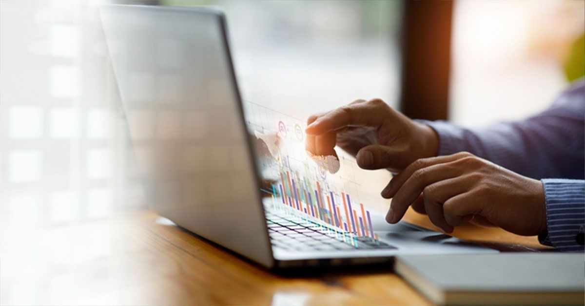 &iquest;Te has preguntado qu&eacute; hace un economista? &iquest;Crees que es lo mismo que un administrador? Sigue leyendo para conocer las semejanzas y las diferencias entre las carreras especializadas de Econom&iacute;a, y la carrera de Administraci&oacute;n.  &iquest;Qu&eacute; hace un economista? Un economista es un profesional que estudia la producci&oacute;n, distribuci&oacute;n y consumo de bienes y servicios en una econom&iacute;a. Los economistas utilizan una variedad de softwares econom&eacute;tricos para el an&aacute;lisis y t&eacute;cnicas matem&aacute;ticas para formular modelos econ&oacute;micos. Gracias al uso de estas herramientas los economistas podr&aacute;n examinar c&oacute;mo los individuos, las empresas y los gobiernos toman decisiones relacionadas con la asignaci&oacute;n de recursos y la distribuci&oacute;n de ingresos. Por ejemplo, en el Per&uacute; se busca la disminuci&oacute;n del desempleo y la mejora de los servicios p&uacute;blicos. Una v&iacute;a para lograrlo es que los economistas sean capaces de implementar propuestas innovadoras pensando en el bien com&uacute;n. Por eso, la visi&oacute;n global tambi&eacute;n es importante. En los &uacute;ltimos a&ntilde;os y con una pandemia a cuestas, se han generado efectos econ&oacute;micos en todo el planeta que requieren de economistas especializados que analicen e interpreten los escenarios complejos, para encontrar soluciones econ&oacute;micas que realmente funcionen.  Por eso la Facultad de Econom&iacute;a de UPC ofrece tres carreras especializadas en aprender gestionar organizaciones y personas para generar resultados de manera colectiva:  Econom&iacute;a y Finanzas. Econom&iacute;a y Negocios Internacionales. Econom&iacute;a gerencial.   https://www.shutterstock.com/es/image-photo/financial-business-men-analyze-graph-companys-2041316669 Nombre de archivo: diferencias-que-hace-un-economista-y-un-administrador.jpg Alt-text: Conoce todo sobre las diferencias entre qu&eacute; hace un economista y un administrador. &iquest;Qu&eacute; hace un Administrador?  La administraci&oacute;n es la disciplina encargada de dirigir y gestionar una organizaci&oacute;n para alcanzar sus metas. El profesional de administraci&oacute;n es responsable de planificar, organizar, dirigir y controlar las actividades de una organizaci&oacute;n para lograr sus objetivos. Esto implica la gesti&oacute;n de recursos humanos, financieros, materiales, toma de decisiones estrat&eacute;gicas y la implementaci&oacute;n de pol&iacute;ticas y procedimientos para mejorar la eficiencia y la productividad.  Actualmente en el mercado existen nuevas tendencias que est&aacute;n ganando mayor relevancia en el mundo de la administraci&oacute;n,  La administraci&oacute;n basada en datos: Los profesionales de administraci&oacute;n est&aacute;n utilizando cada vez m&aacute;s la inteligencia artificial y el an&aacute;lisis de datos para tomar decisiones acertadas y mejorar la eficiencia en las mismas.  La administraci&oacute;n enfocada en la sostenibilidad: Las empresas est&aacute;n buscando formas de reducir su impacto en el medio ambiente y mejorar su responsabilidad social corporativa, y los profesionales de administraci&oacute;n est&aacute;n liderando estos esfuerzos mediante la implementaci&oacute;n de pr&aacute;cticas de gesti&oacute;n sostenible y el desarrollo de pol&iacute;ticas ambientales y sociales.  La administraci&oacute;n en la nube: Con el aumento de la conectividad y el almacenamiento en la nube, los profesionales de administraci&oacute;n pueden acceder a informaci&oacute;n y herramientas en cualquier momento y desde cualquier lugar, lo que les permite trabajar de manera m&aacute;s eficiente y colaborar con colegas y clientes en todo el mundo.  Las tendencias del mercado, los empleadores y las corporaciones necesitan administradores con visi&oacute;n digital, global y sostenible que sean capaces de construir y liderar estrategias para transformar mercados e industrias. El nuevo modelo educativo te permite explorar la nueva Administraci&oacute;n, descubrir tus preferencias y personalizar tu carrera. &iquest;Cu&aacute;l es la propuesta acad&eacute;mica de Administraci&oacute;n en la UPC? La carrera de Administraci&oacute;n se basa en la flexibilidad y versatilidad para que t&uacute; decidas qu&eacute;, c&oacute;mo, y cu&aacute;ndo aprender. As&iacute;, podr&aacute;s personalizar tu carrera y trazar tu camino para construir tu propio perfil profesional. El plan de estudio de la carrera consta de 4 &aacute;reas de especializaci&oacute;n: Digital, Innovaci&oacute;n, Gesti&oacute;n y Humanidades. Desde el primer a&ntilde;o, podr&aacute;s darle tu toque personal a tu carrera eligiendo hasta 3 de los m&aacute;s de 15 diplomas de especialidad divididos en las 4 &aacute;reas. Te convertir&aacute;s en un profesional l&iacute;der consciente, visionario, &iacute;ntegro, innovador, resiliente con visi&oacute;n global y prop&oacute;sito para emprender o conducir empresas de manera responsable y solidaria para construir un mundo mejor. &iquest;Te imaginas liderando proyectos en importantes empresas?   https://www.shutterstock.com/es/image-photo/colleagues-entering-data-graphs-into-computer-1382908478 Nombre de archivo:que-hace-un-administrador.jpg Alt-text: Conoce todo sobre qu&eacute; hace un un administrador. Economista vs. Administrador  Aclarado el punto sobre qu&eacute; hace un economista, debemos explicar que un administrador es aquel profesional que se encarga de analizar la situaci&oacute;n integral de una organizaci&oacute;n para tomar decisiones que permitan a las empresas lograr sus objetivos.   De hecho, la nueva carrera de Administraci&oacute;n en la UPC cuenta con cuatro &aacute;reas de especializaci&oacute;n: digital, innovaci&oacute;n, gesti&oacute;n y humanidades. Con estos perfiles ser&aacute;s un profesional l&iacute;der con visi&oacute;n para conducir econ&oacute;micamente a las organizaciones de manera &eacute;tica o, incluso, emprender tu propia empresa de manera responsable.   Conoce m&aacute;s de la carrera de Administraci&oacute;n aqu&iacute;